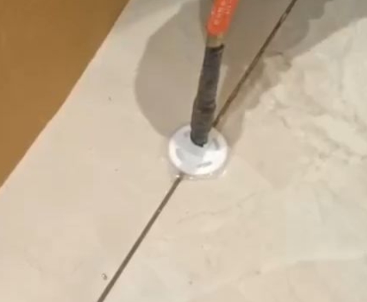 商洛市瓷砖空鼓维修公司专业解答瓷砖在铺贴过程中，如果没有涂抹均匀到位的粘结材料（如水泥砂浆或瓷砖胶），可能会导致以下问题