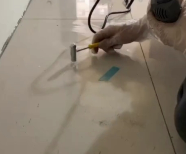 商洛市瓷砖开裂维修公司专业分享瓷砖在铺贴前如果没有沥干水分，将会导致以下问题